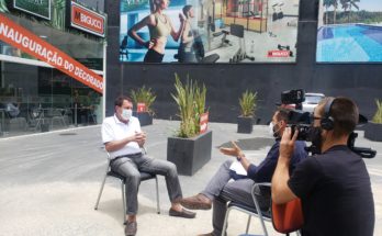 Milton Bigucci presta entrevista em estande de vendas na Aclimação/SP, o VERT MBigucci.