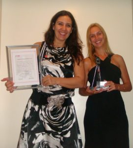 A diretora Roberta Bigucci e a gerente de planejamento Amanda Martins com o prêmio