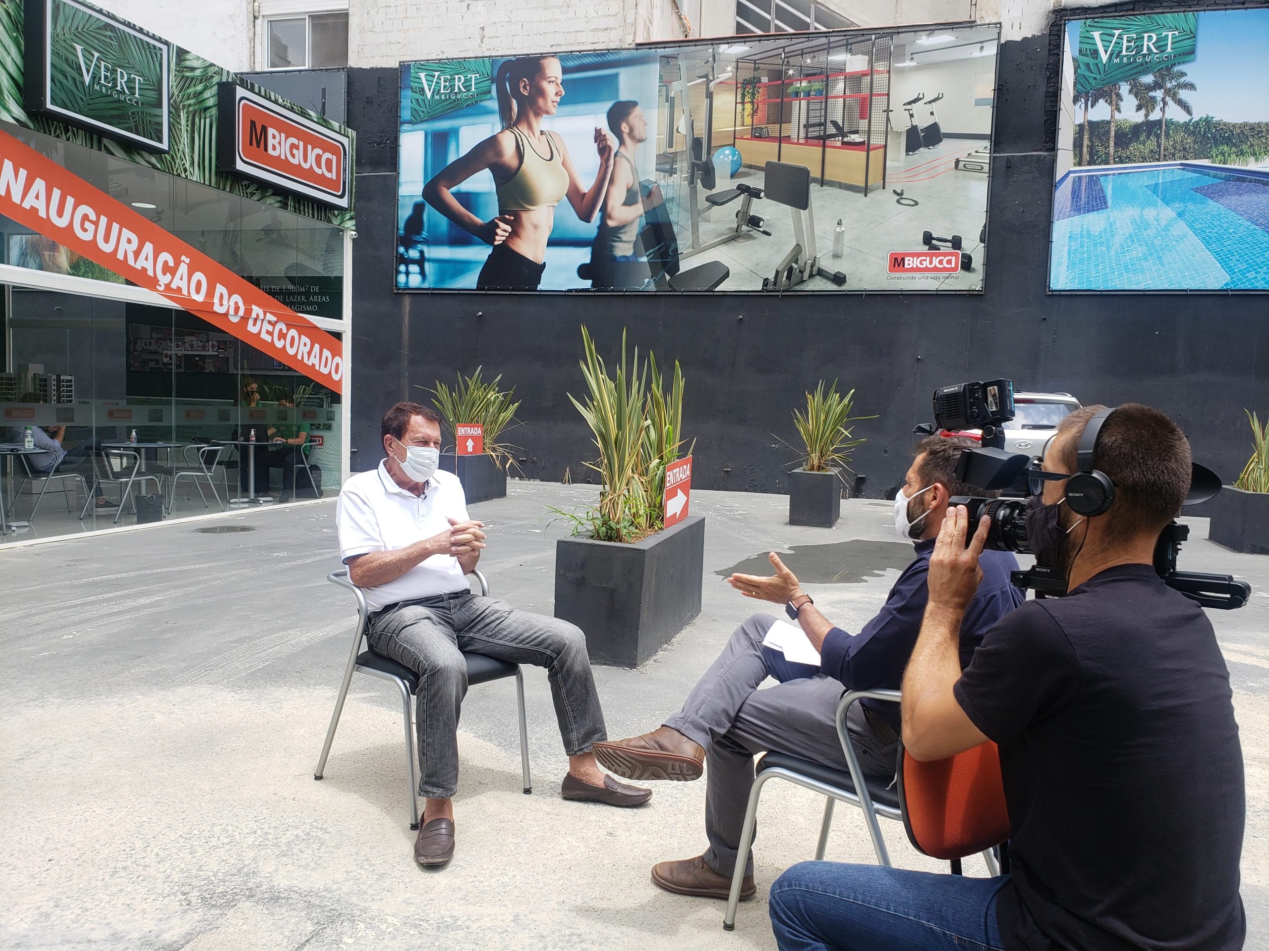 Milton Bigucci presta entrevista em estande de vendas na Aclimação/SP, o VERT MBigucci.